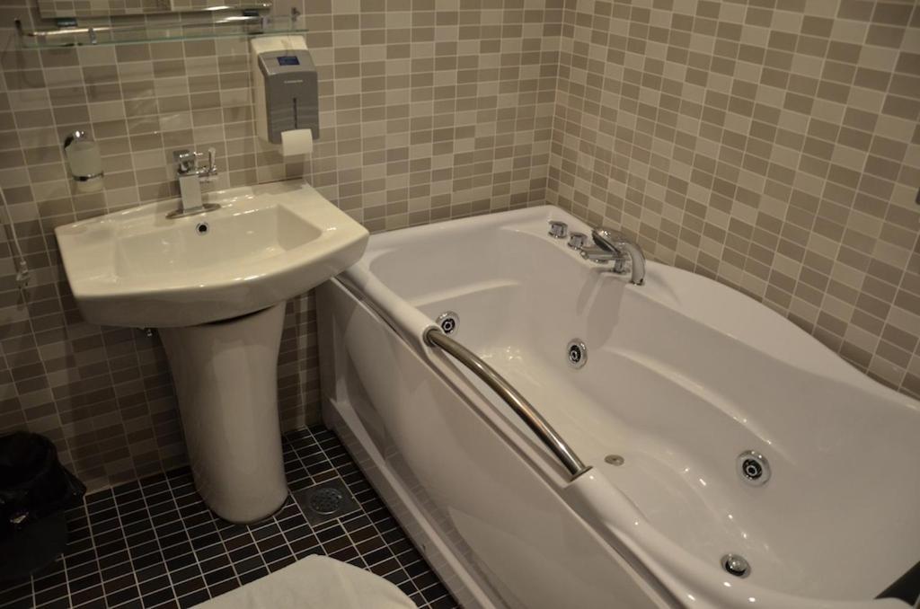 Hotel Golf Luxury Kruševac Kültér fotó